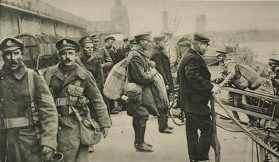 Artilleristen der R.F.A. landen in Dover nach viereinhalb Jahren Kriegsdienst im Ausland von English Photographer